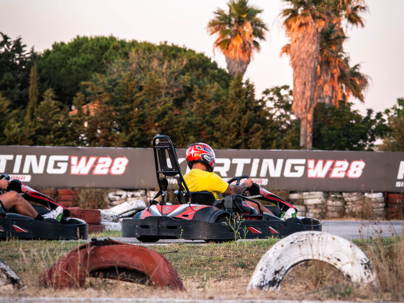 Kart con marca Karting W28 y palmeras