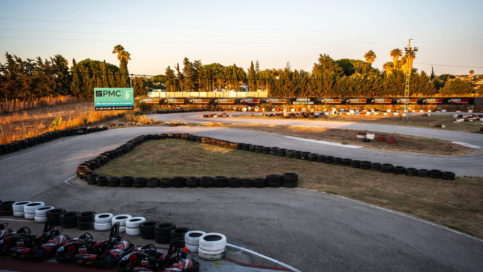 Vista panorámica del circuito Karting W28 al atardecer