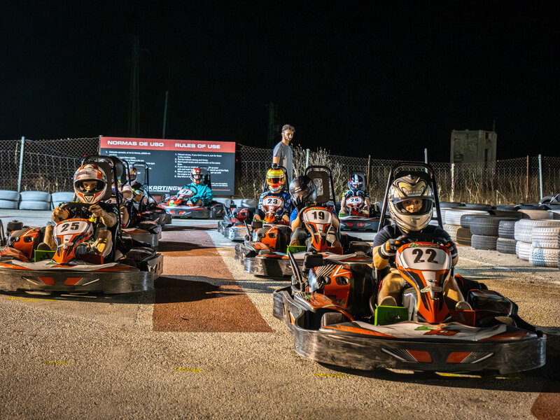 Grupo de pilotos en sesión nocturna