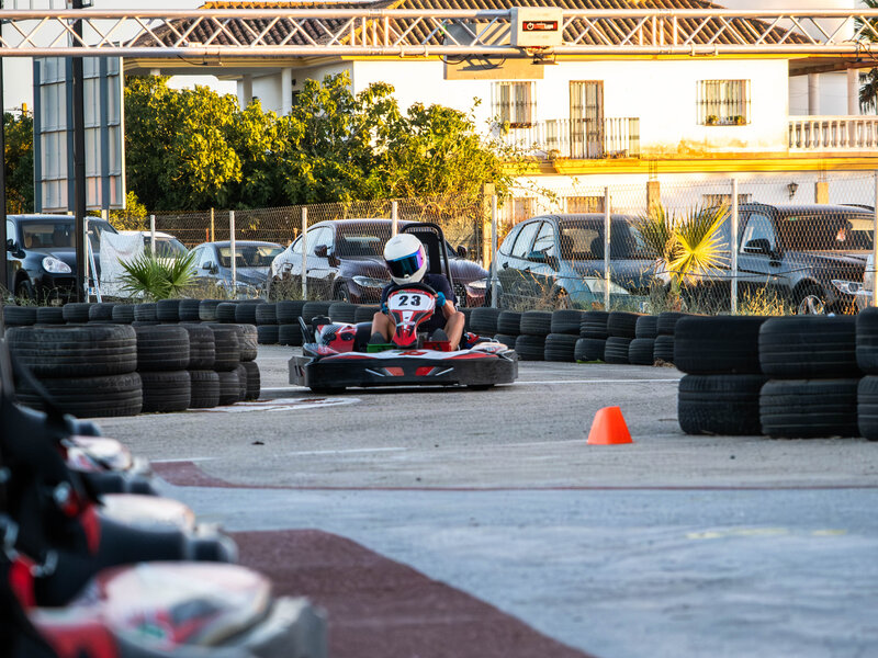 Parrilla de karts W28 con piloto en pista