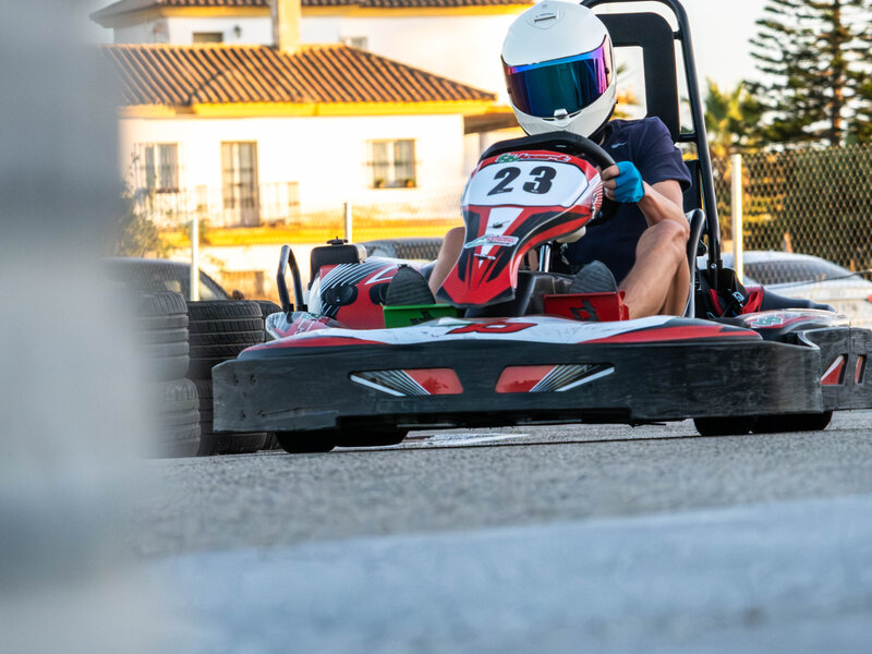 Piloto W28 en kart número 23