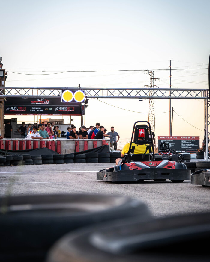 Parrilla de salida en Karting W28 con grupo de pilotos